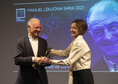 Martínez de Luna recibiendo el premio